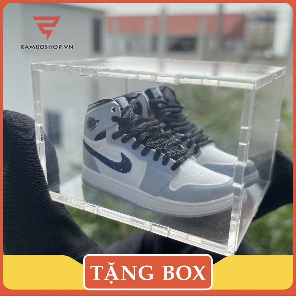 Móc khóa giày Jordan 1 Retro High OG Defiant SB NYC to Paris tỉ lệ 1:6 J52