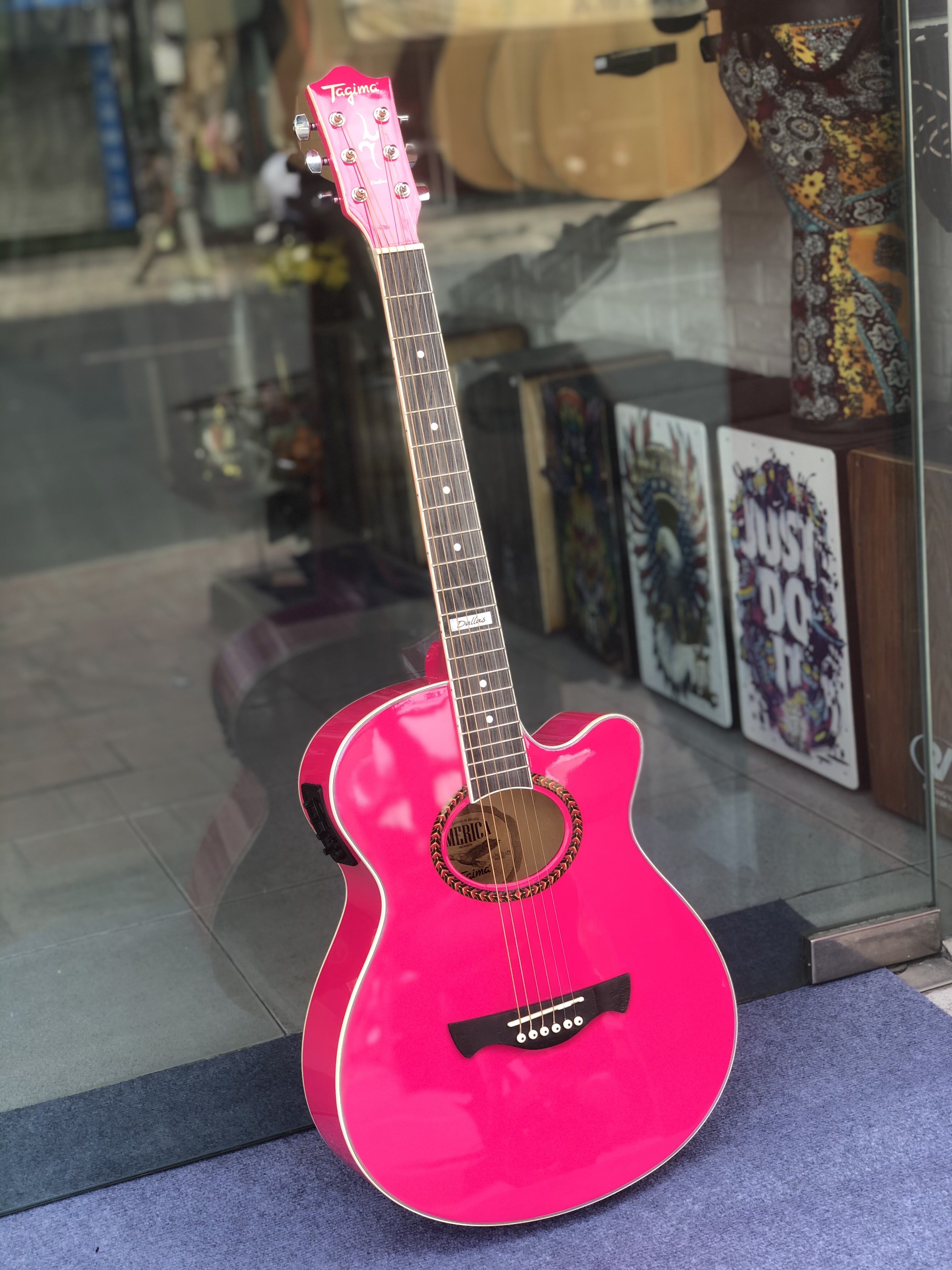 Thanh lý Guitar Tagima hồng