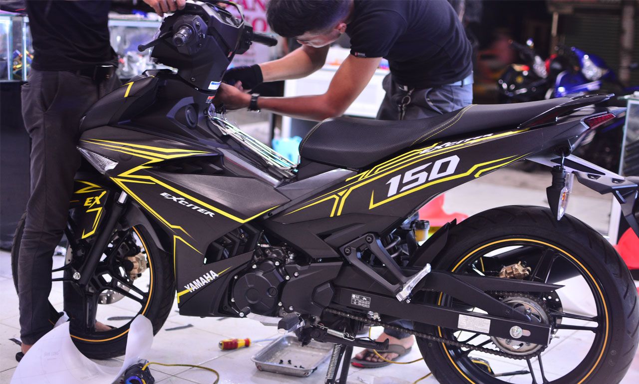 Tem trùm xe exciter 150 đen chỉ vàng độ đẹp - Tem xe máy exciter 150 đen chỉ vàng thiết kế theo yêu cầu - tem trùm xe exciter 150 đẹp, rẻ chất