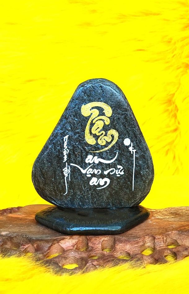 Thư pháp trên đá chữ tâm. kích thước: 12x7x18cm. .