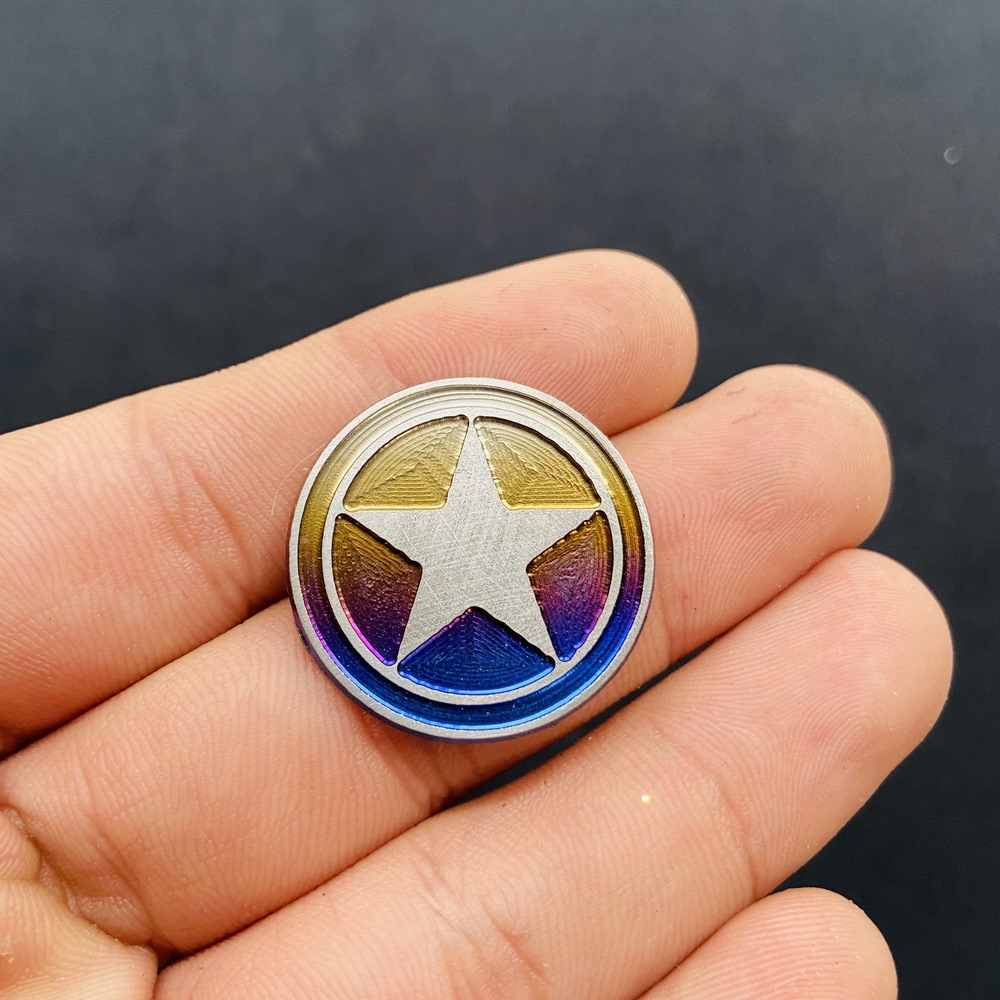 TEM TITAN LOGO MẶT NẠ TRÒN MẪU KHIÊN AMERICA DÁN TRANG TRÍ XE MÁY, VẬT DỤNG, ỐP LƯNG ĐIỆN THOẠI, NÓN BẢO HIỂM..