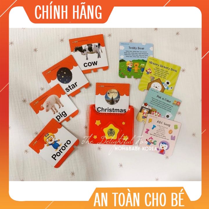 Bộ thẻ nhạc tiếng anh cho bé, chỉ cần lắp 3 viên pin AAA vào cạnh máy, bé sẽ tự cắm thẻ theo bài hát rồi ấn nút là nghe được