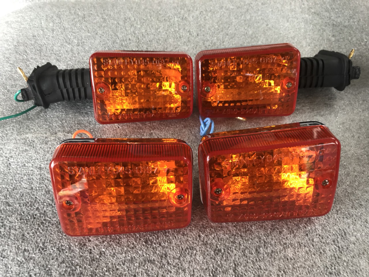 Xi nhan dd- 82 vuông đế nhựa xi loại tốt - bộ 4 món - bộ sản phẩm gồm 4 món đủ cho xi nhan trước và sau 1 xe