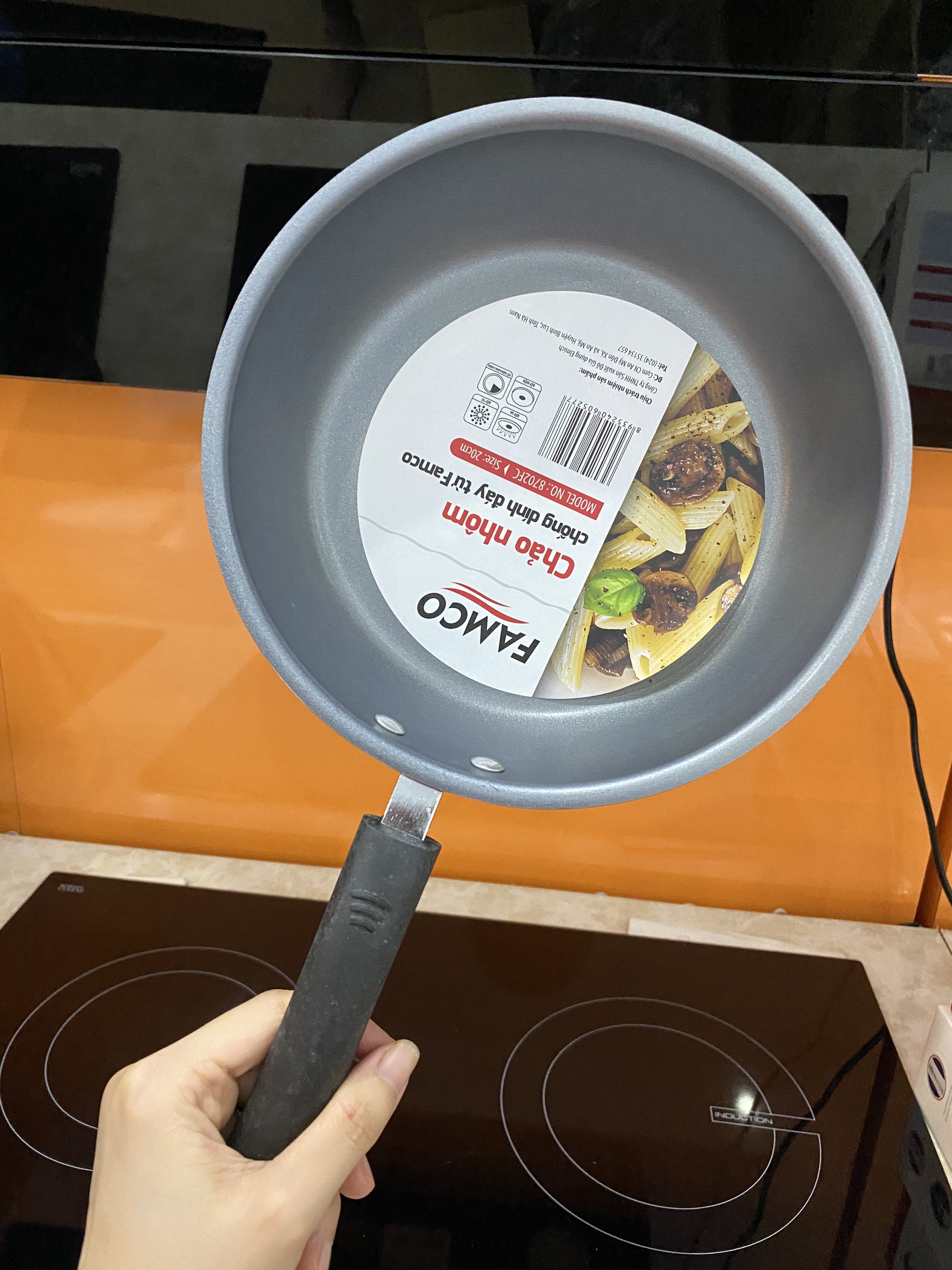 (Xanh ghi ) Chảo nhôm chống dính đáy từ Famco 8702 FC 20cm, Lòng sâu với 3 lớp phủ chống dính siêu bền, Cán chảo ốp nhựa chịu nhiệt tốt, Bên ngoài phủ sơn chống dính an toàn tuyệt đối, Sử dụng với mọi loại bêp