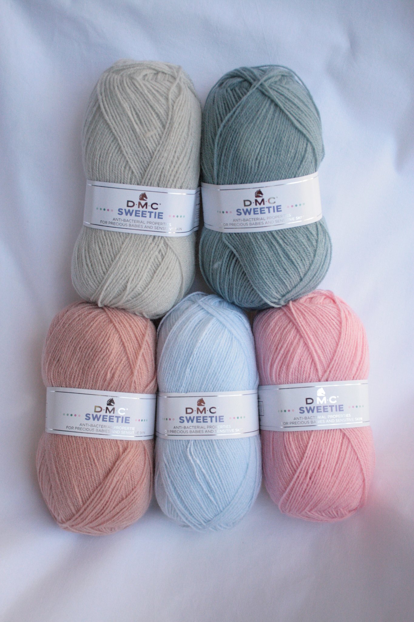 Cuộn len sợi đan tay AC , Acrylic cực kỳ mềm nhẹ chuyên dành cho trẻ sơ sinh DMC Baby Knitting Sweetie 50gr Art 8140