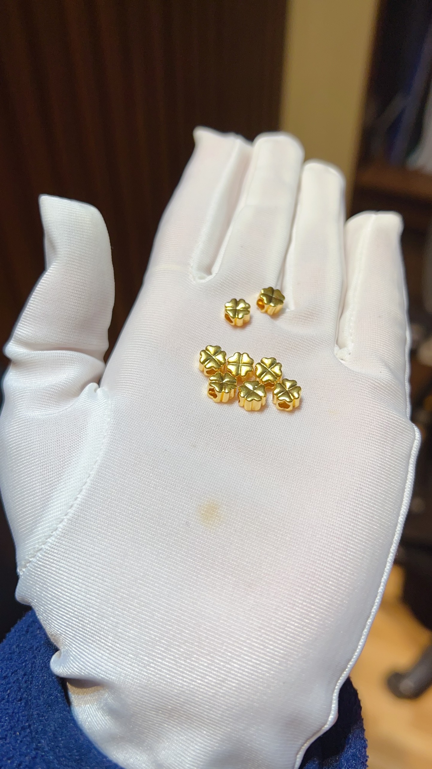 Charm hình cỏ 4 lá chất liệu va.ng 24kk kích thước 6mm