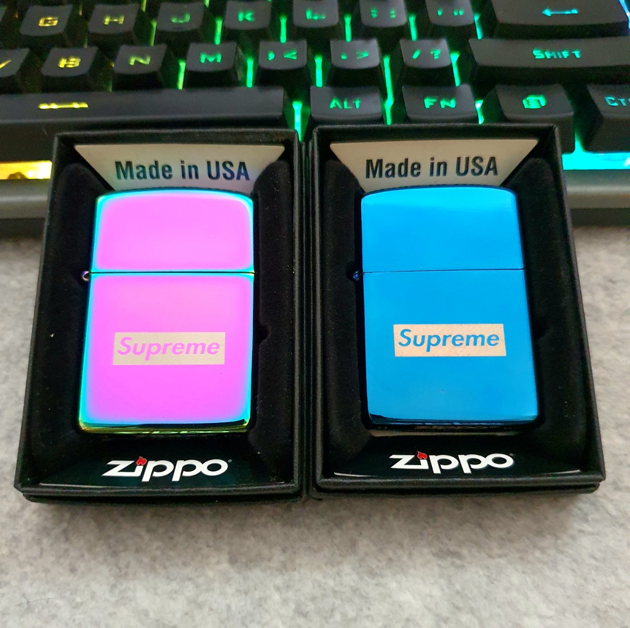 Combo 2 Bật Lửa Zippo Mạ Chrome Sáng Bóng Khắc Logo Supreme Có Tem Đỏ ( Tặng Kèm Combo Đá Bấc Xịn) ( Không Xăng)