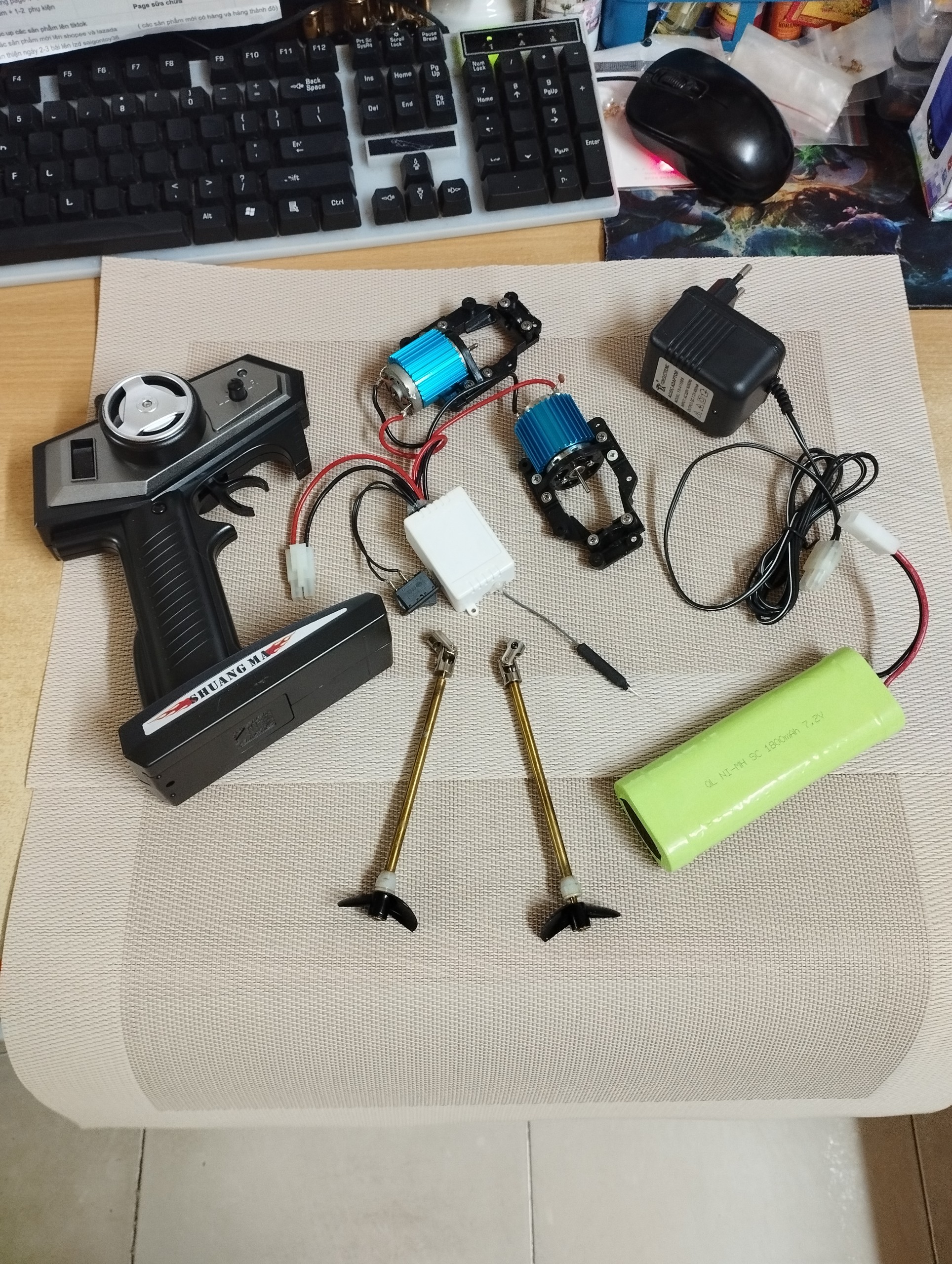 Trọn bộ chế tạo tàu nâng cấp sóng 2.4G pin 1800mAh điều khiển hai động cơ