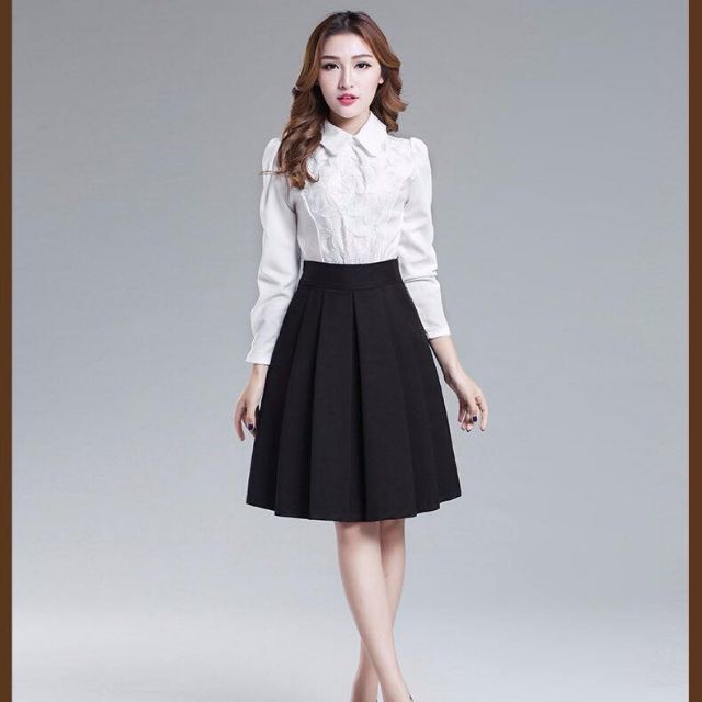 Chân váy xếp ly dài có kèm quần bên trong màu đen