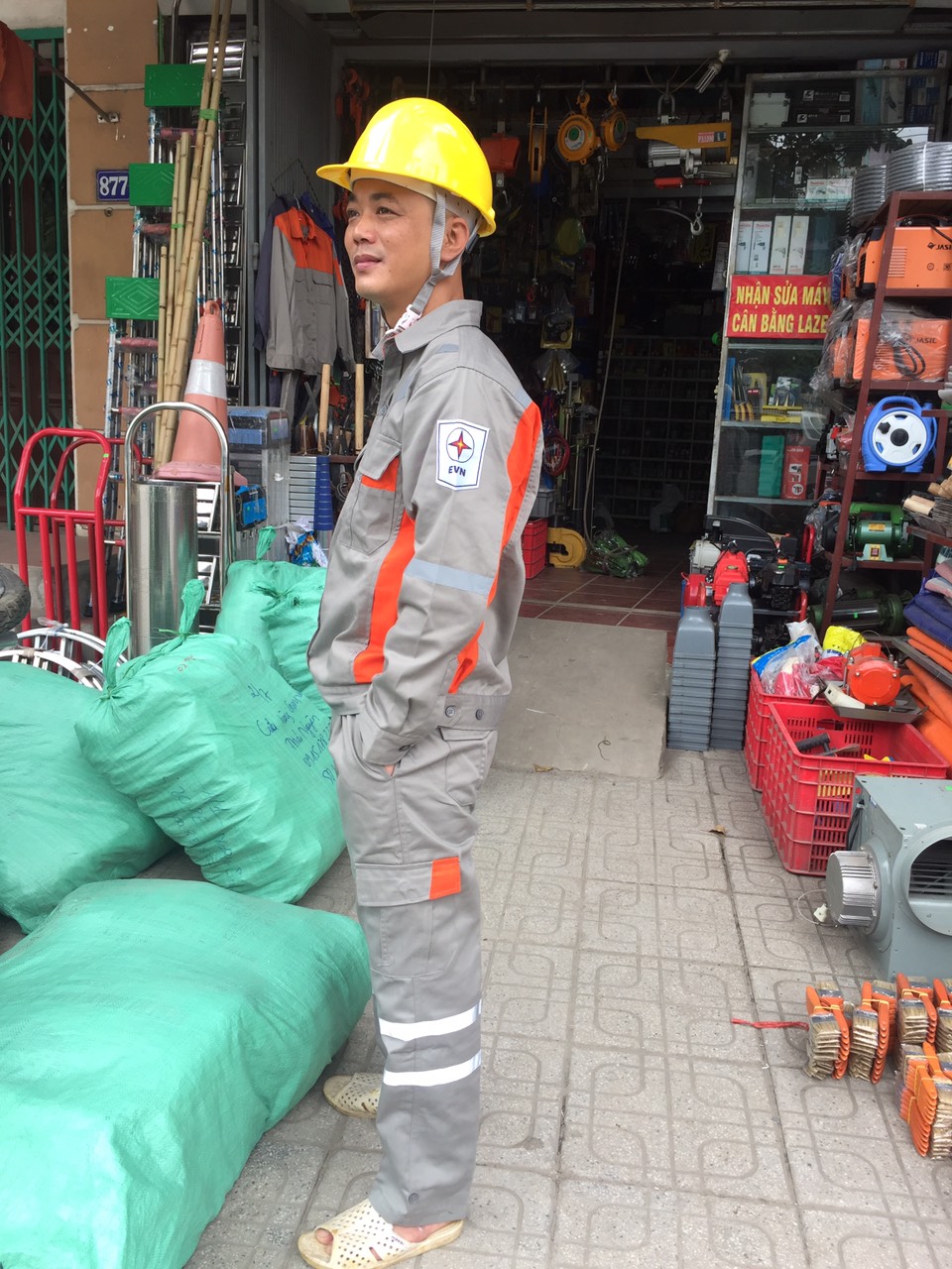 Quần áo bảo hộ lao động size 6 cho người từ 55-65kg. Quần áo điện lực chất đẹp không xù