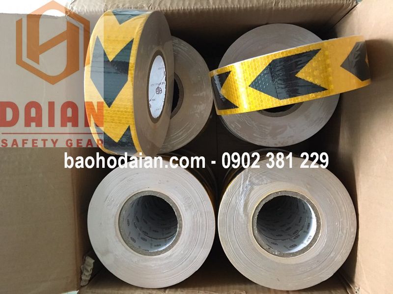 Băng keo phản quang vàng đen mũi tên nhỏ bản 5cm x 45m