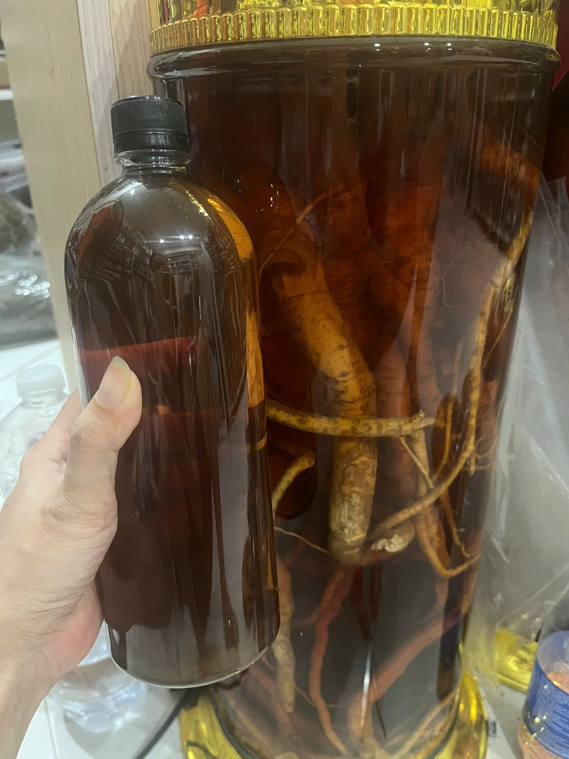 500ml- 1 lít nước nói đinh lăng đã ngâm được 2 năm. Hàng chuẩn nhà làm, thơm, uống êm tốt cho sk