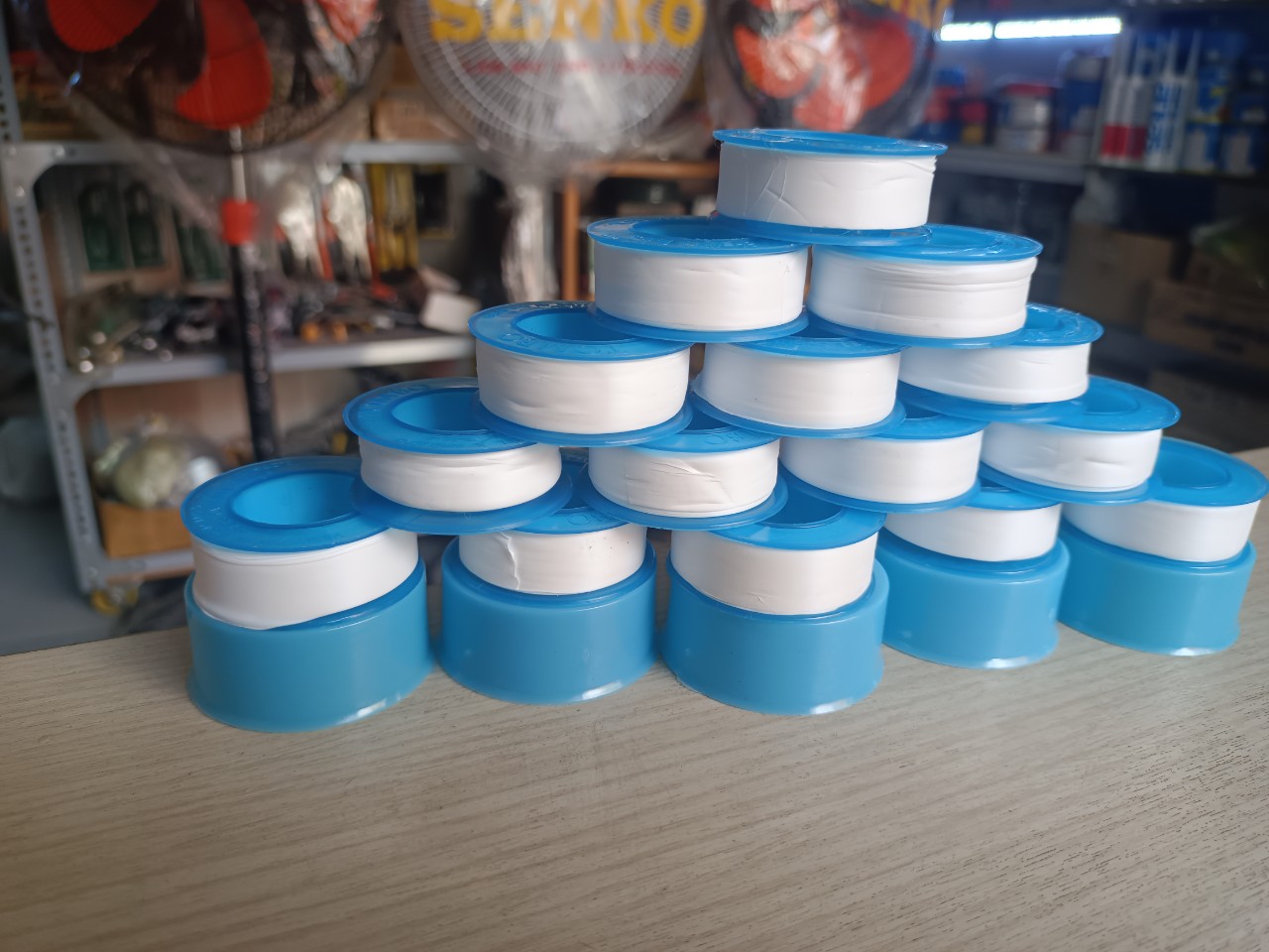 Keo lụa Tombo 1 hộp 60 cuộn băng tan, cao su non, sản xuất tại Malaysia