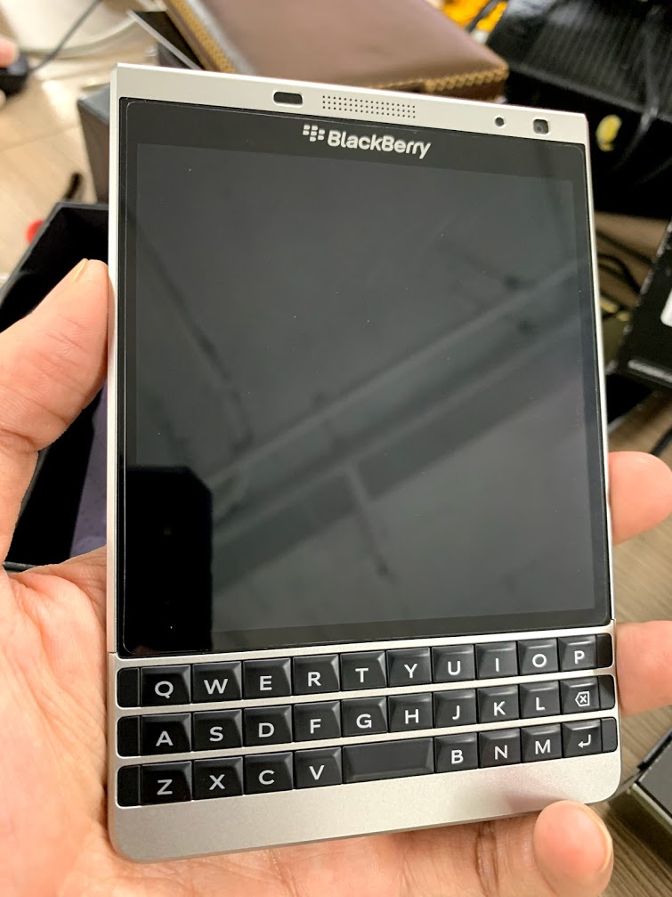 Blackberry Passport Silver Edition fullbox 90%-99%