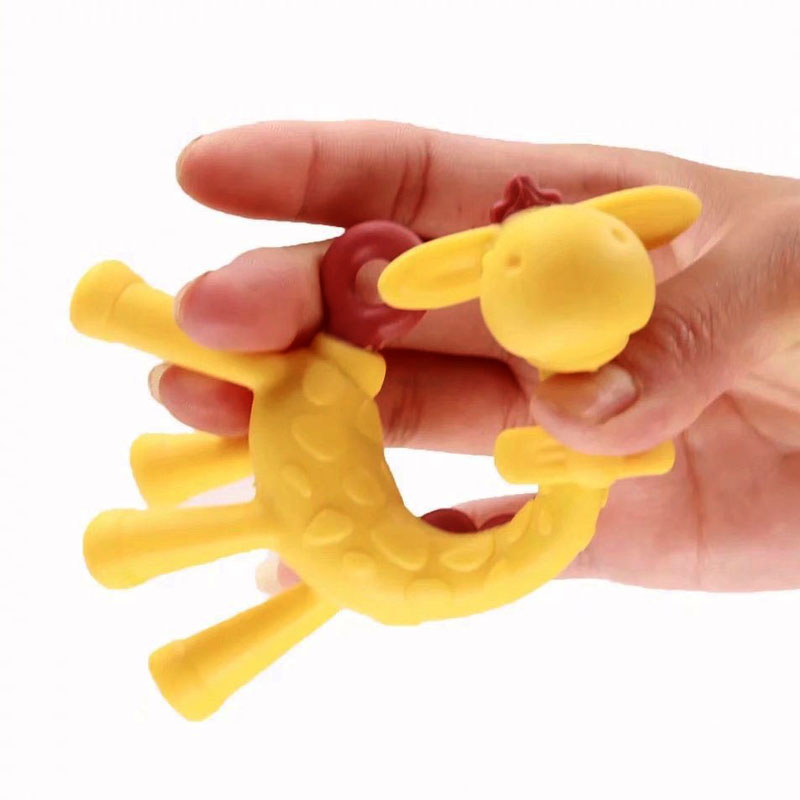 Gặm nướu cho bé con hươu