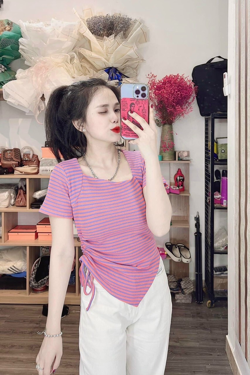 Áo thun sọc rút eo vạt bầu xinh xắn chất vải co giãn tốt.
