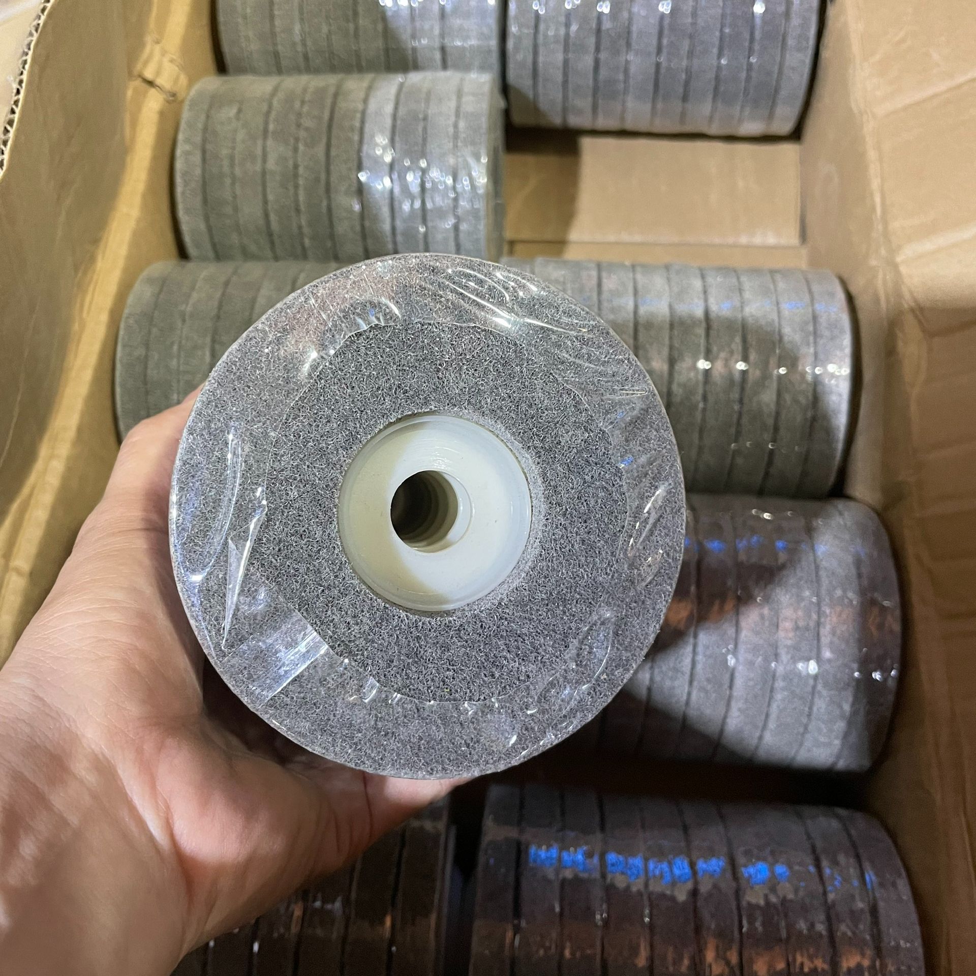 Nỉ xám 1 tát lỗ 16ly dùng đánh bóng inox