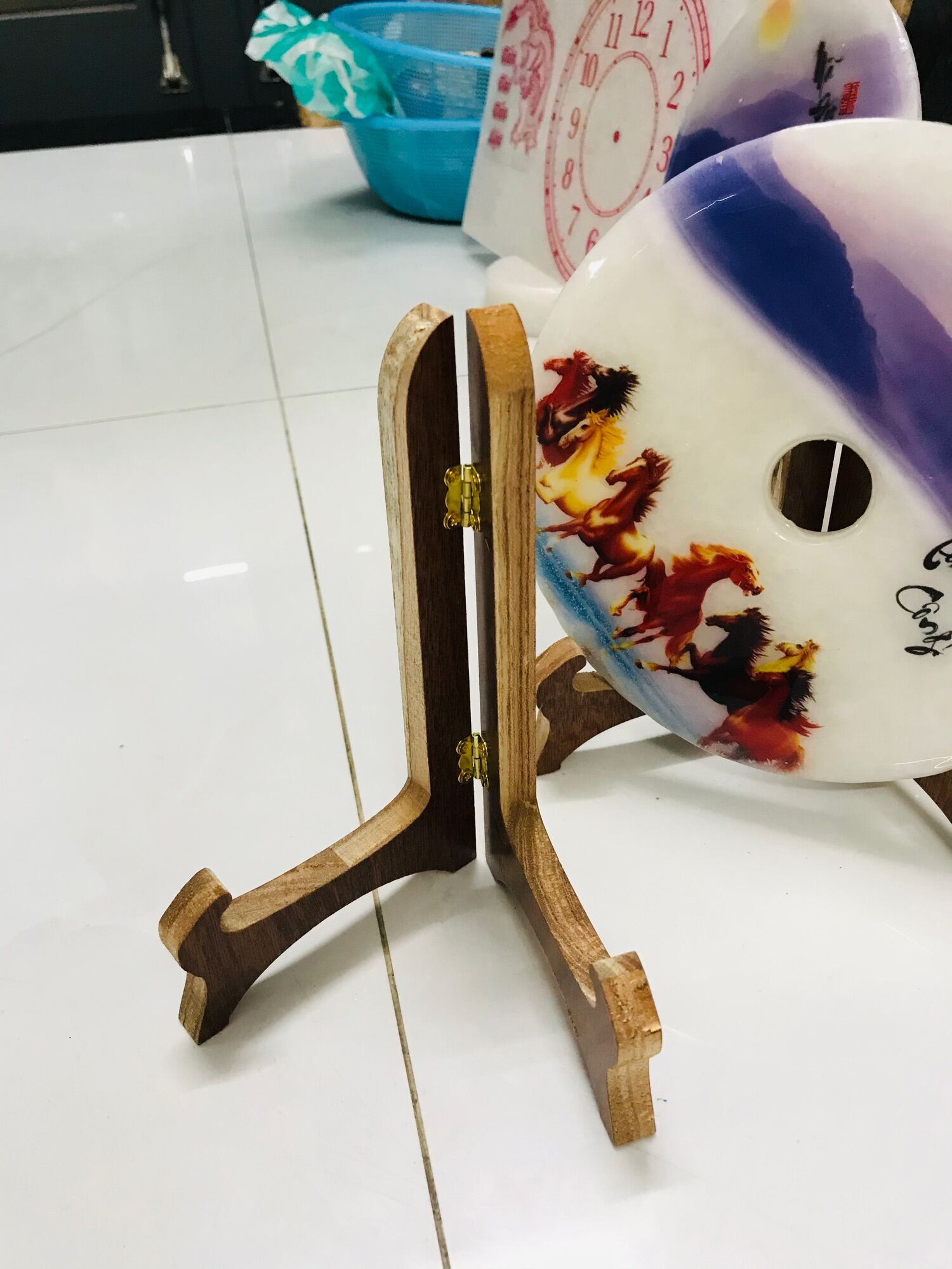 Đế gỗ kê đồng điếu hoặc quà lưu niệm