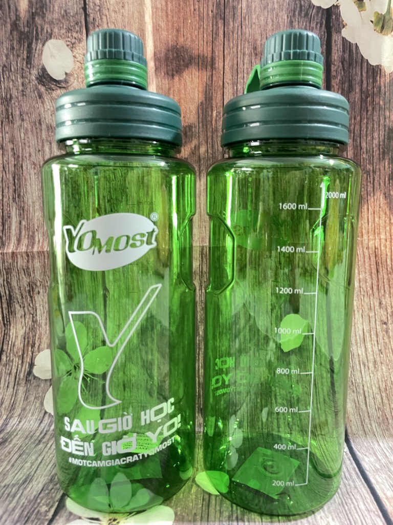 1Bình đựng nước nhựa 2L chia vạch hkm Yomost xanh lá - Bình nhựa đựng nước mát để tủ lạnh 2000ml có chia vạch - Hình shop chụp 100%