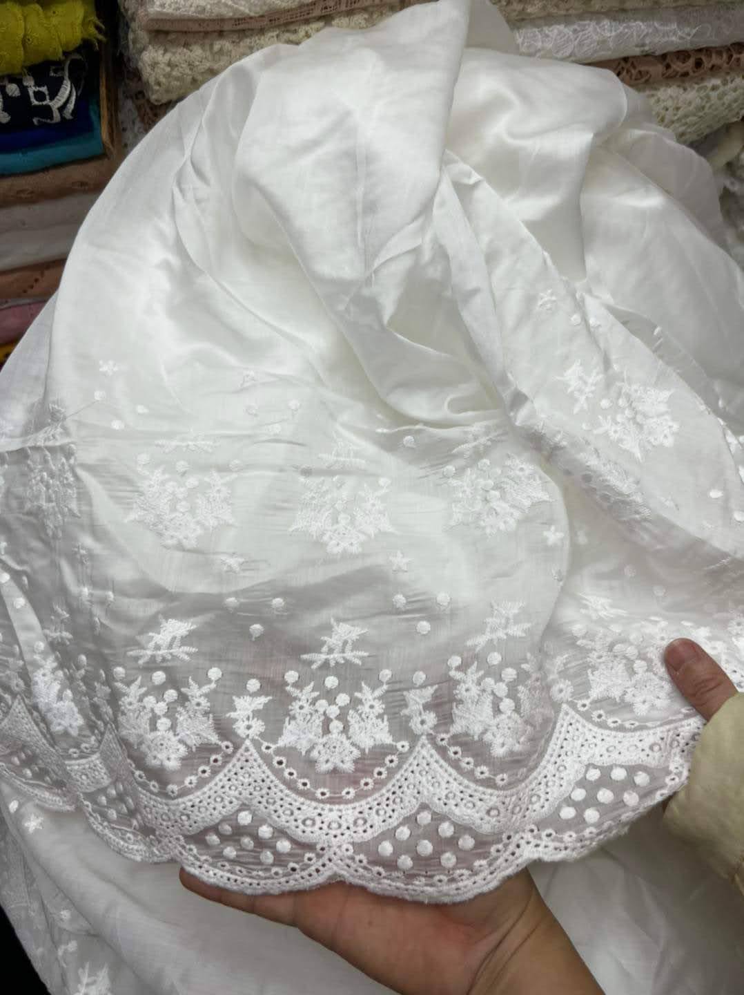 Vải thô thêu hoa có chân thêu 4 màu
