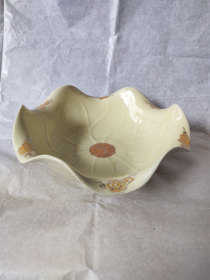 Bát lá sen đựng nước thả cánh hoa tụ tài lộc, đường kính 22 cm