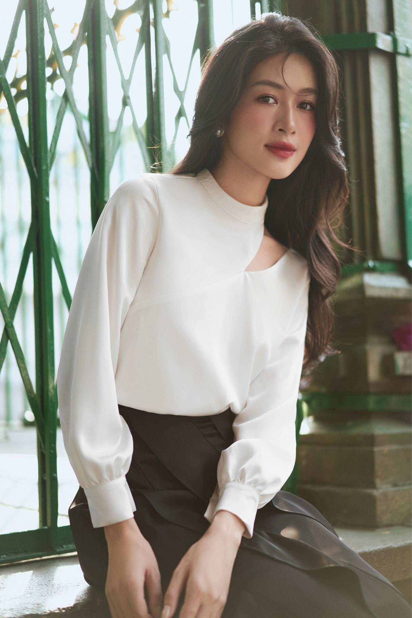 Vella Fashion - Áo sơ mi tay dài cut-out vai quyến rũ VA23128