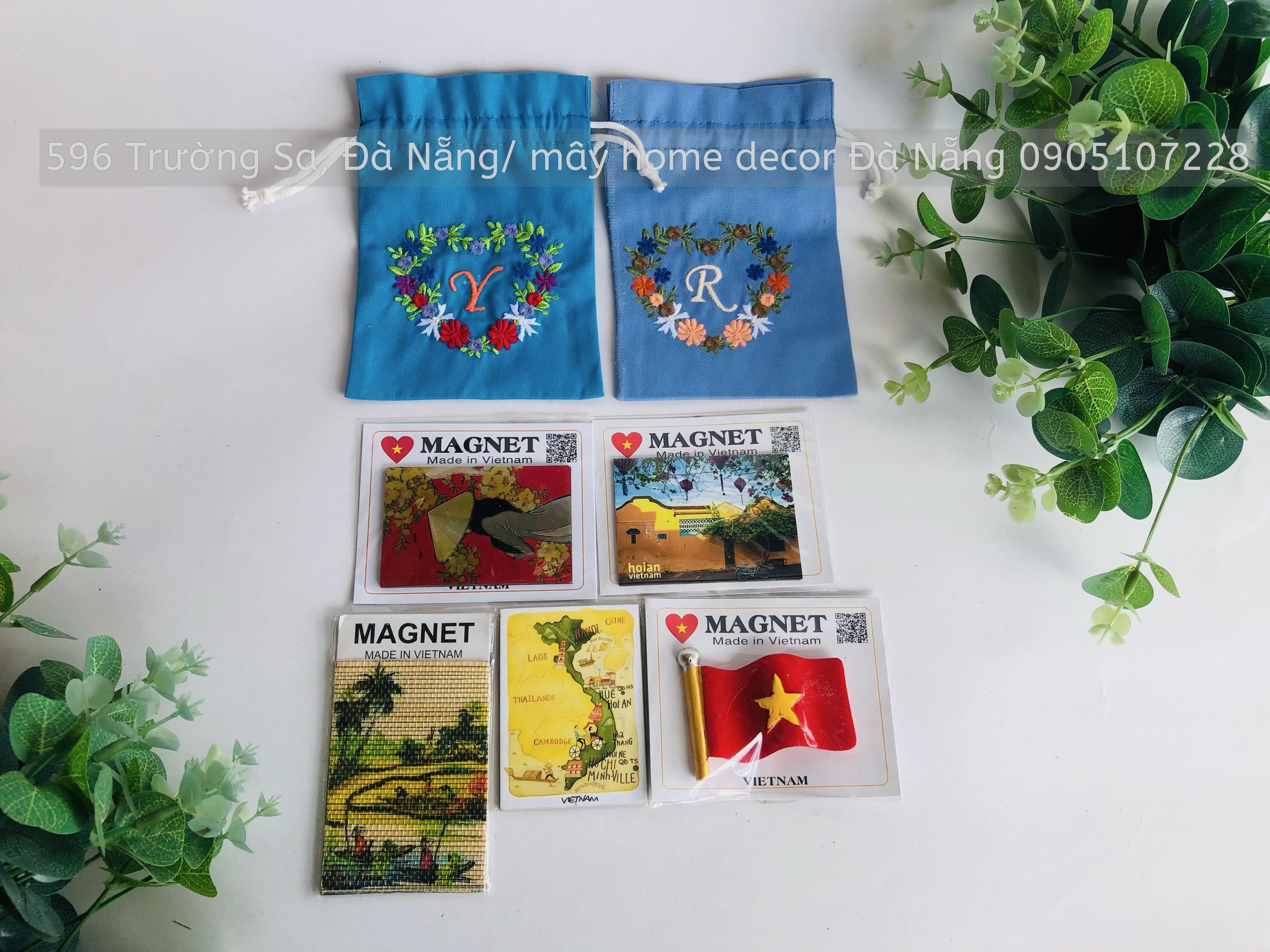 Sét quà tặng Du Lịch Việt Nam/ Magnet Nam Châm Hít Tủ Lạnh Kèm Túi Vải rút Miệng Hoạ Tiết Thêu Hoa Xinh Xắn/ Món Quà Chào Mừng Khách Hàng Ý Nghãi Dành Cho Resort, Khách Sạn....