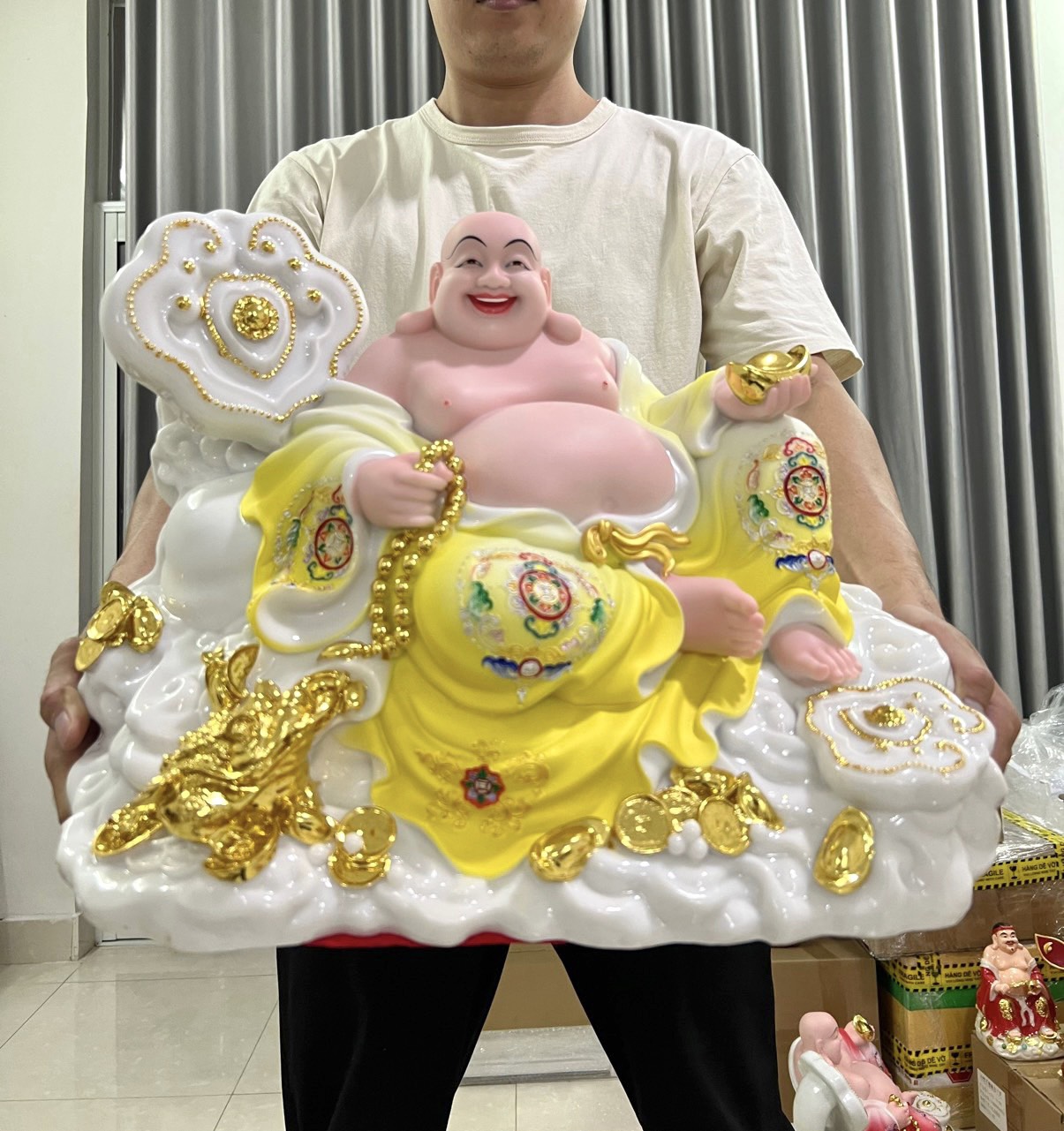 Tượng phật Di lặc ngồi gậy như ý chất liệu bột đá màu vẽ gấm kích thước 19 inch