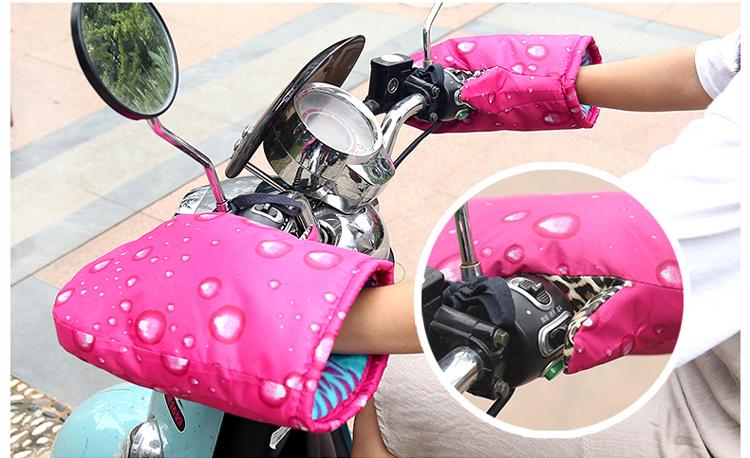 Găng tay đi xe máy mùa đông  tiện lợi, cao cấp, lót lông dày dặn, chống mưa , chống gió, chống lạnh tốt giúp lái xe an toàn và dễ dàng.