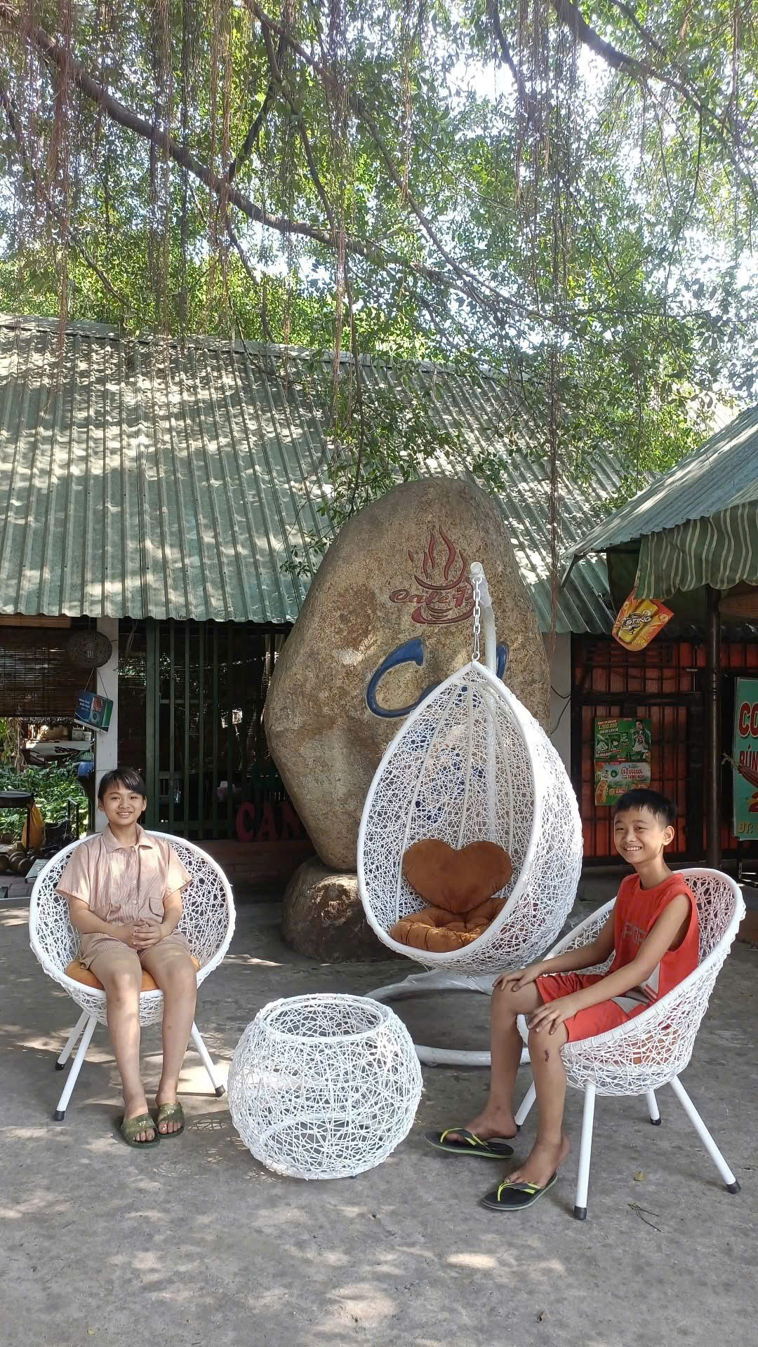 Xích đu mây nhựa ngoài trời sân vườn thanh lý