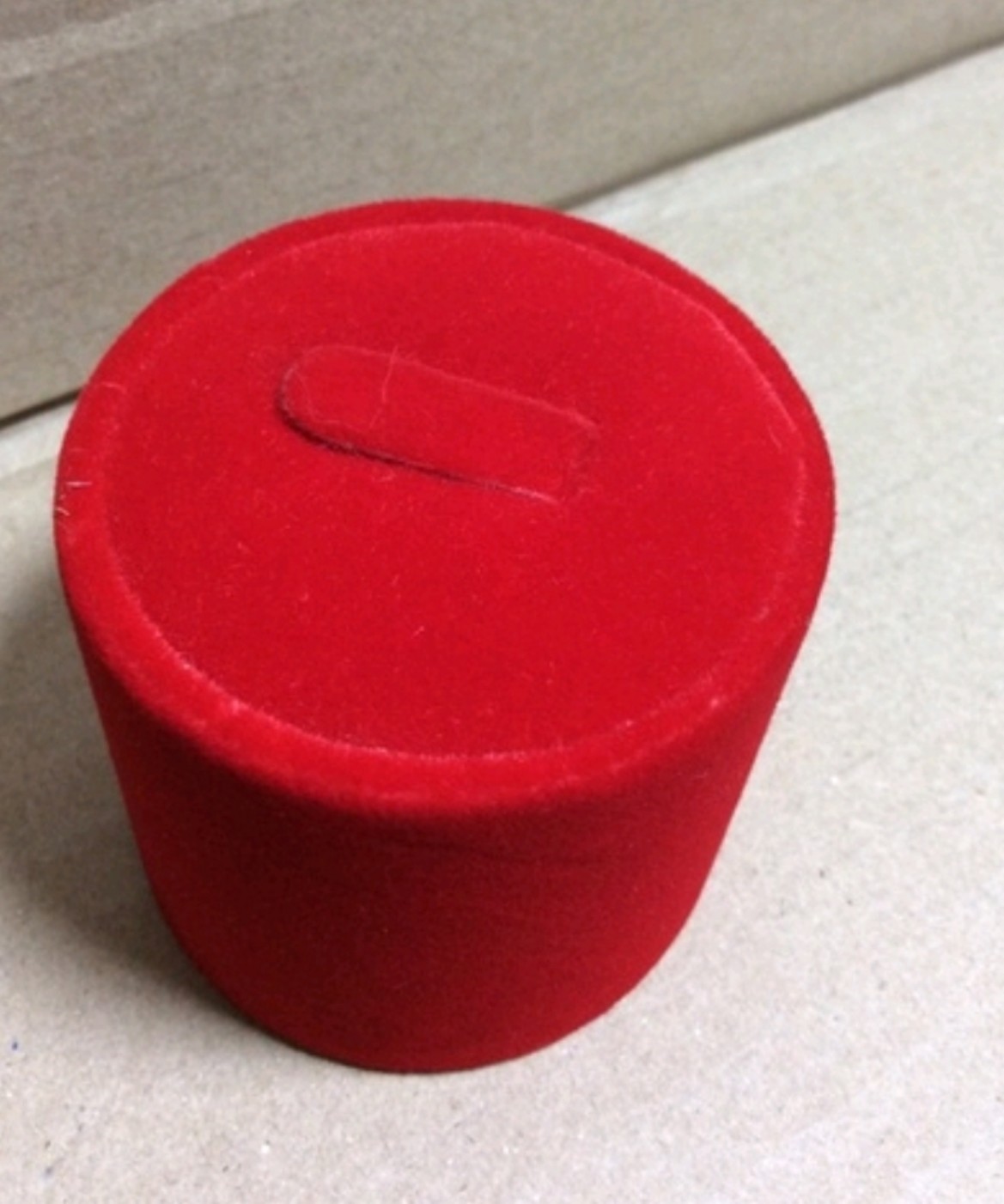 Đế nhung trưng nhẫn hình trụ tròn