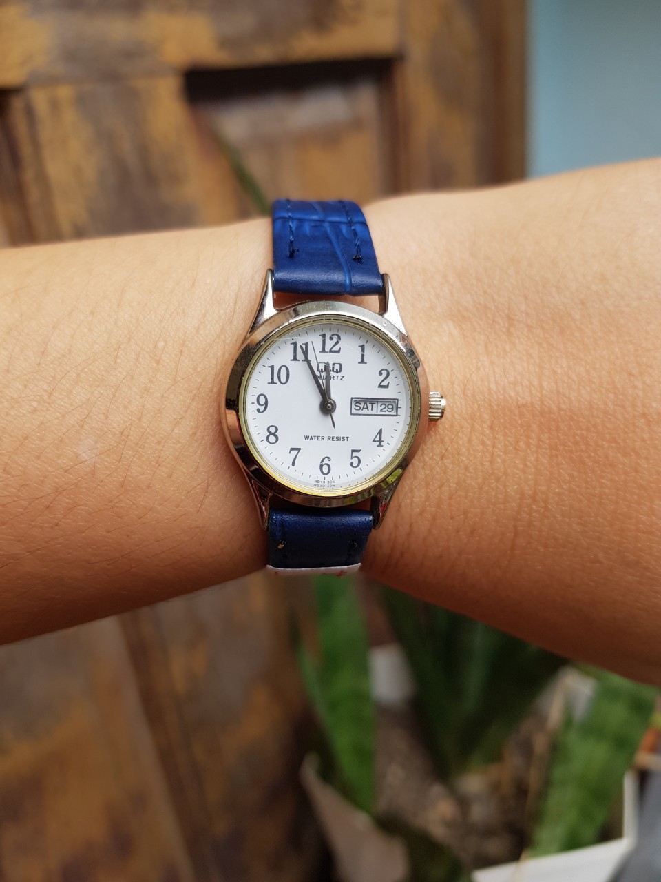 Đồng hồ nữ, hiệu QQ, dây da màu xanh, si nhật, mặt tròn, size mặt 22mm
