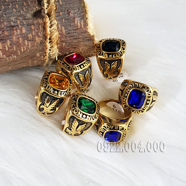 Nhẫn mỹ vàng thép titan đá vuông khắc hình đôi cánh.