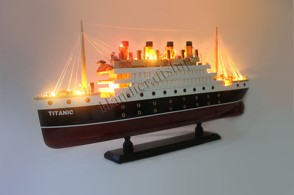 Mô hình tàu thuyền gỗ Titanic có điện