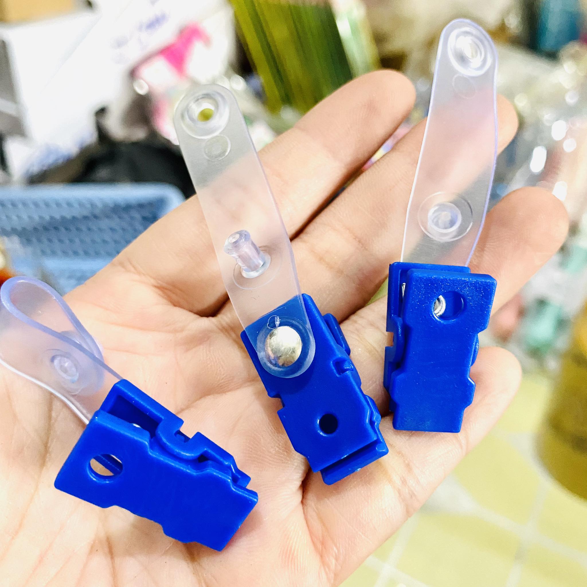 2 cái Kẹp thẻ bảng tên treo áo bằng nhựa dẻo