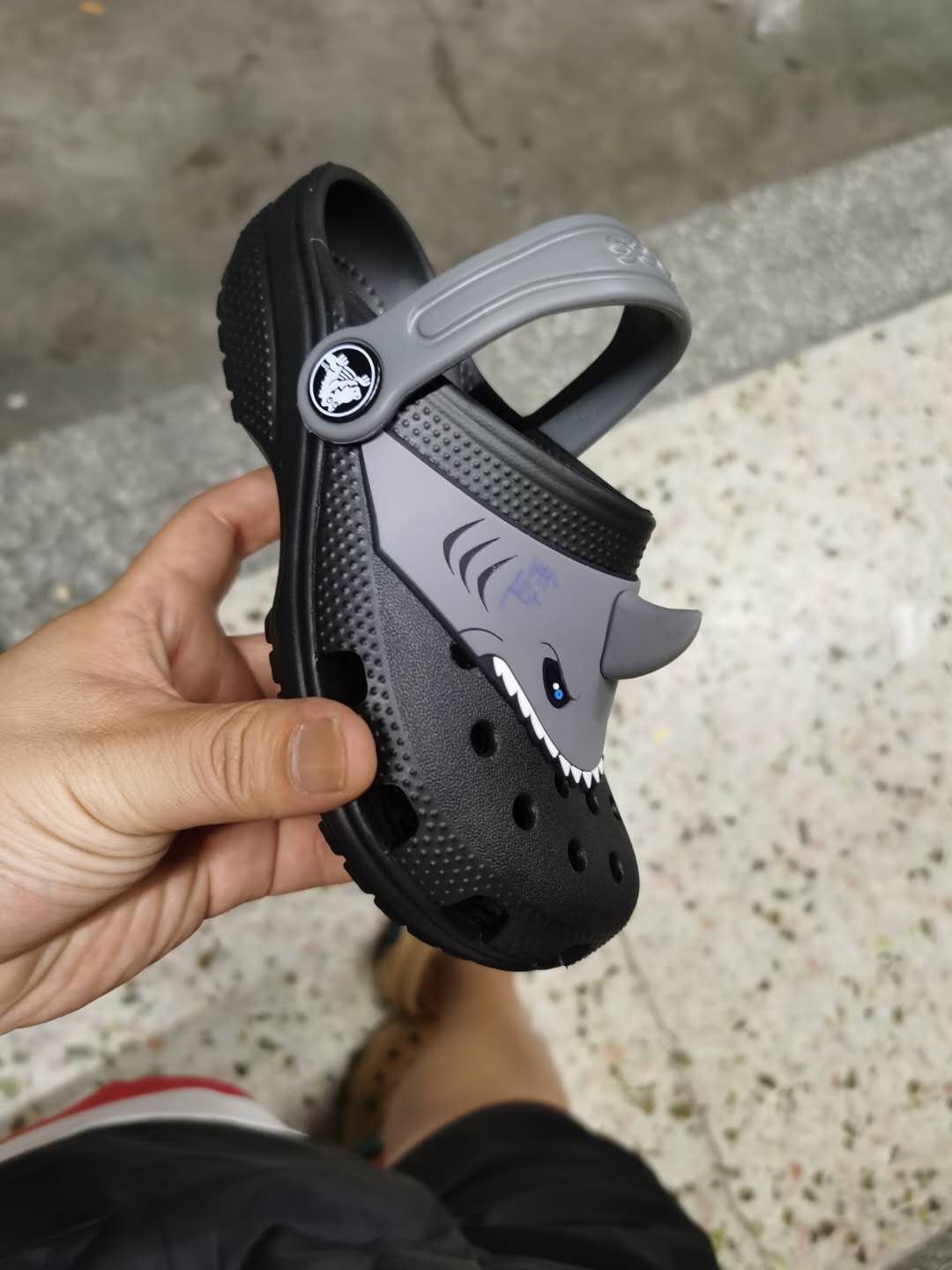 Dép sục cross band baya hình cá mập sừng đen cho trẻ em