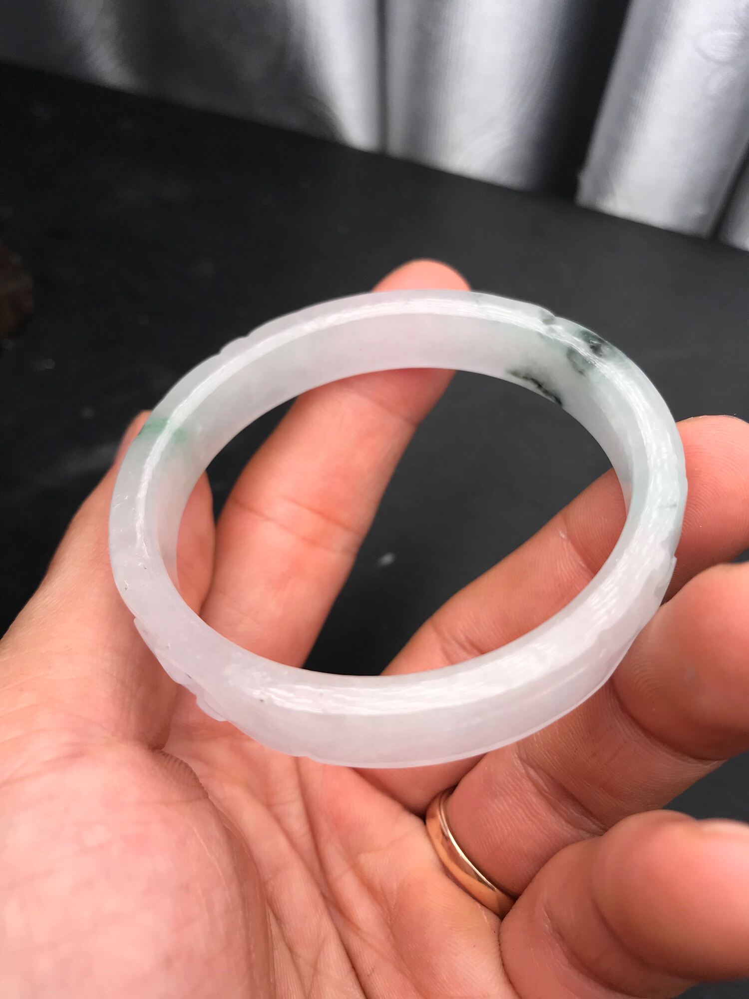 Vòng ngọc cẩm thạch bảng vuông chạm hoa văn ni 51.5 mm
