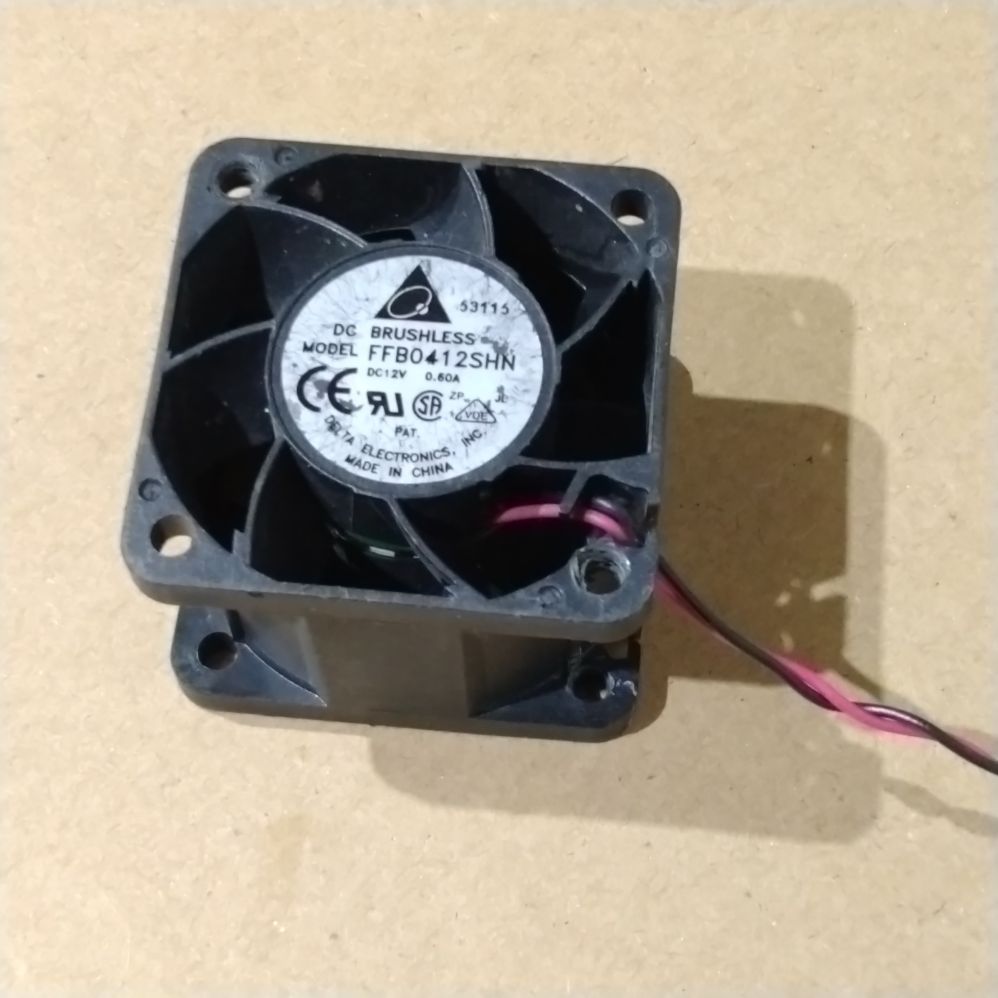 Quạt hút siêu mạnh. kích thước 40mm x 40mm x 28mm. Điện áp 12VDC 0.60A..