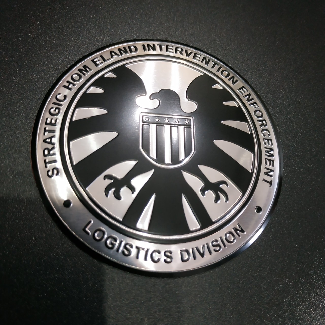 Tem nhôm dán xe SHIELD-02 tròn 7.5cm nền trắng đại bàng đen - mẫu 02