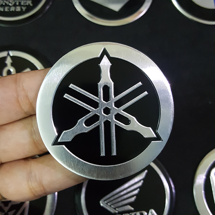 Logo dán nổi YAMAHA ( viền bạc ) 5.5cm