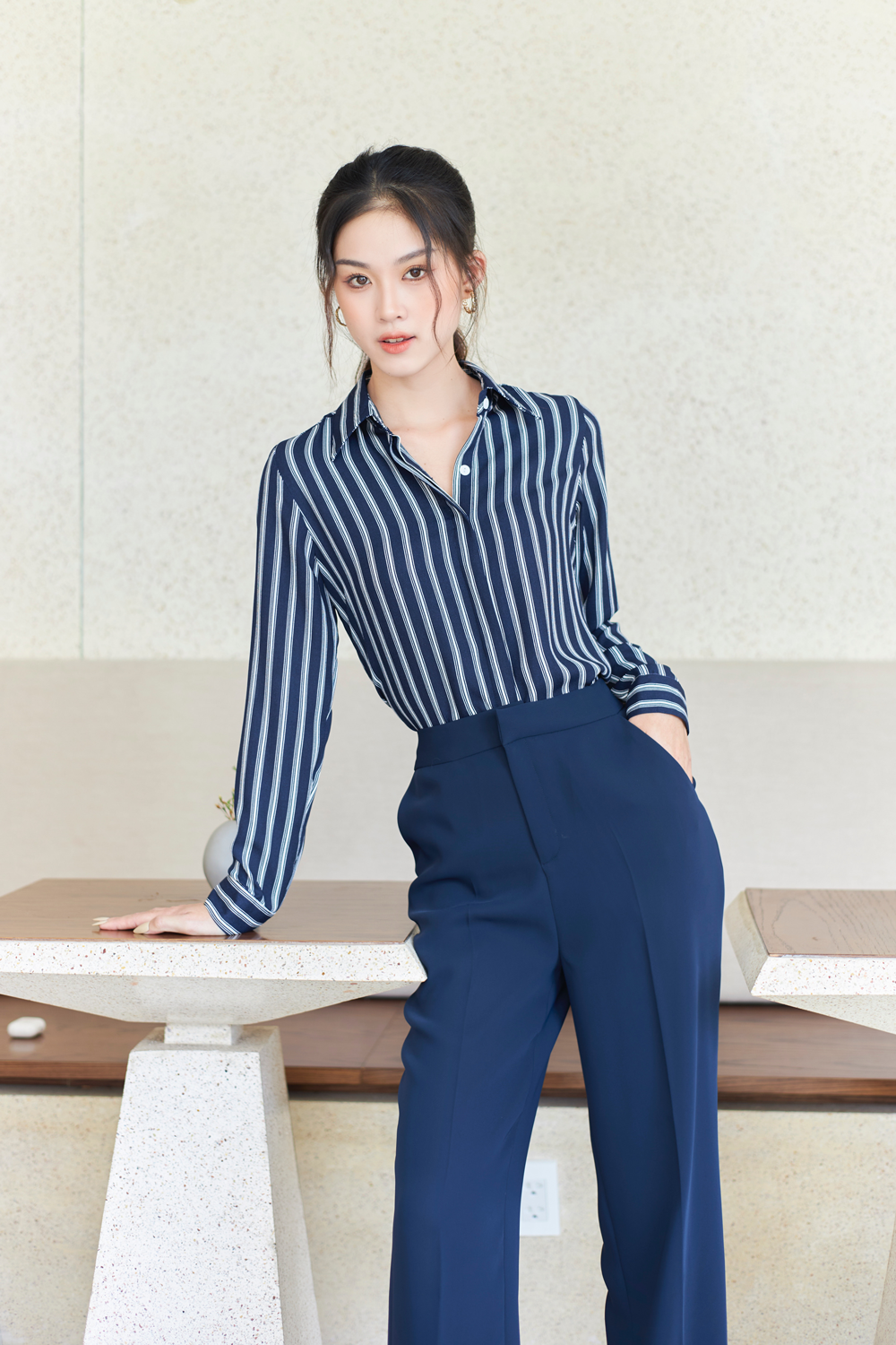 Áo sơ mi nữ sọc xanh trắng gillee lụa cát thiết kế giấu nút fas233