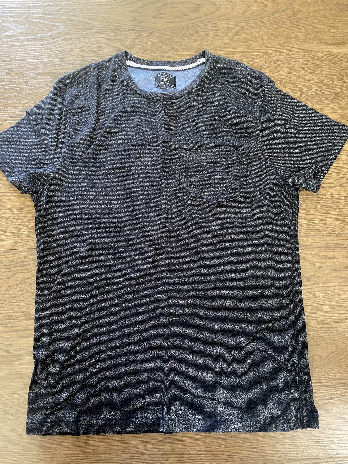 Áo thun nam tay ngắn chính hãng F&F, màu đen họa tiết sọc, vải cotton dày ,size M. like new 95%● Hoàn tiền x5 nếu sản phẩm không đúng mô tả