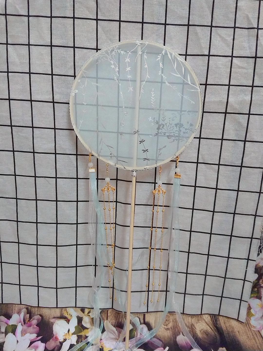 Quạt tròn thêu cán dài