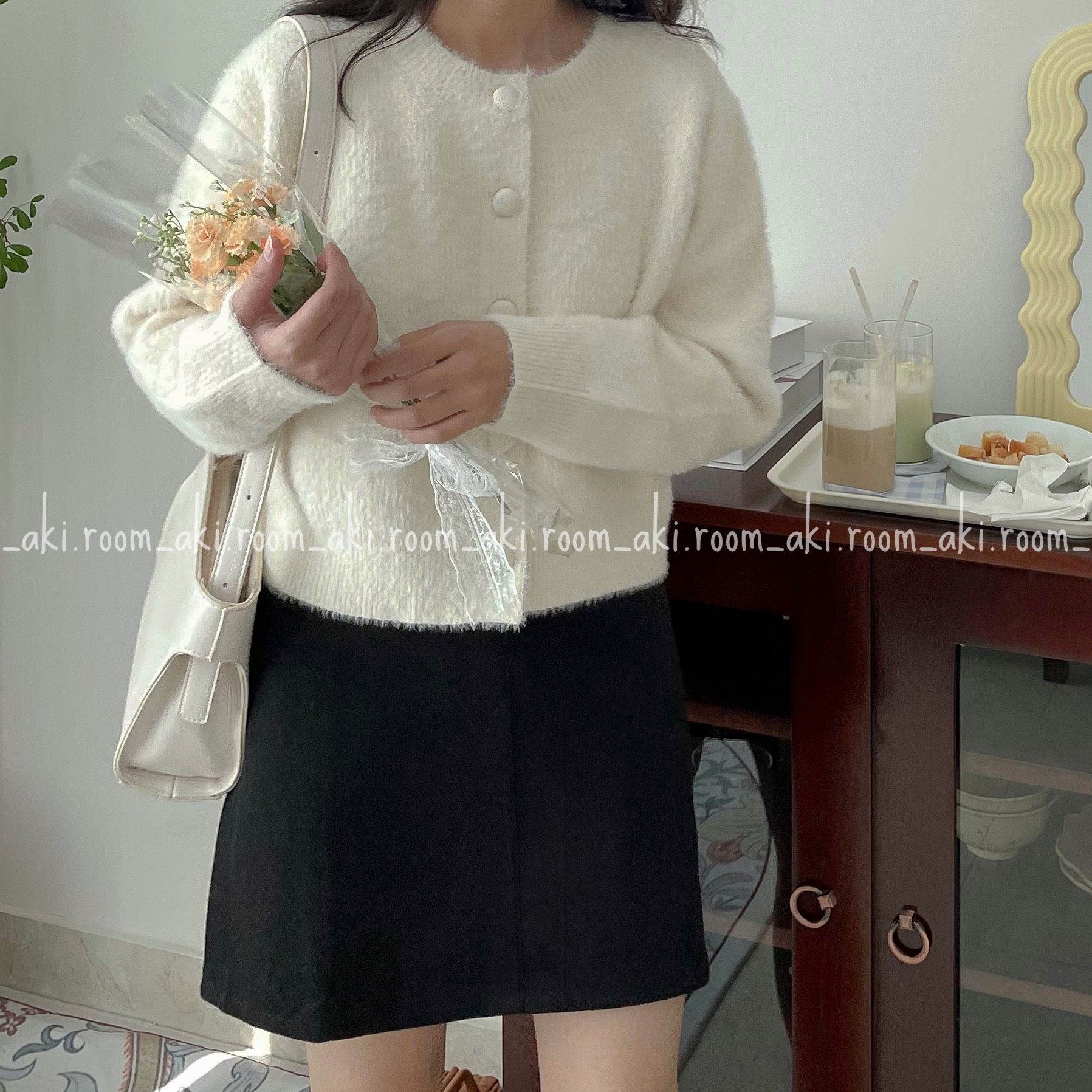 Áo len lông thỏ cài cúc cổ tròn dáng ngắn 605200 - Aki room