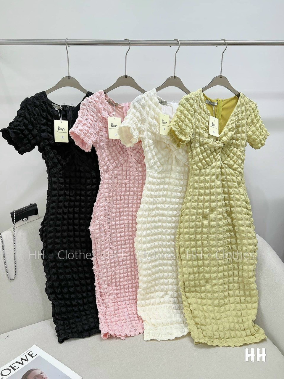 Đầm body vải xốp xoắn ngực có tay màu trơn