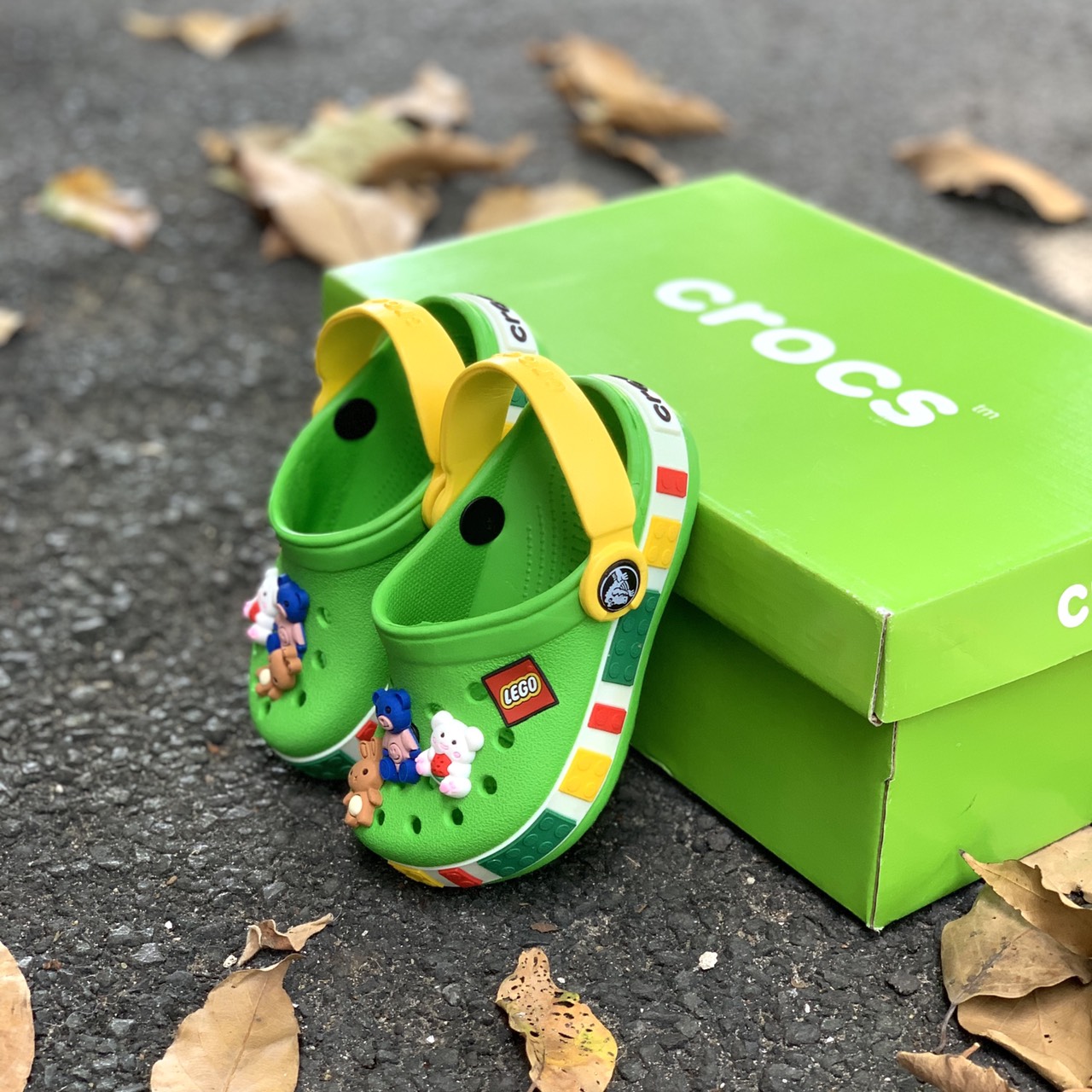 Dép sục cross lego trẻ em màu xanh lá tặng 6 jitbitz, dép quai ngang cross lego em bé - dép cá sấu em bé - dép quai ngang em bé - dép sục em bé - dép crocs em bé - dep crocs lego kid