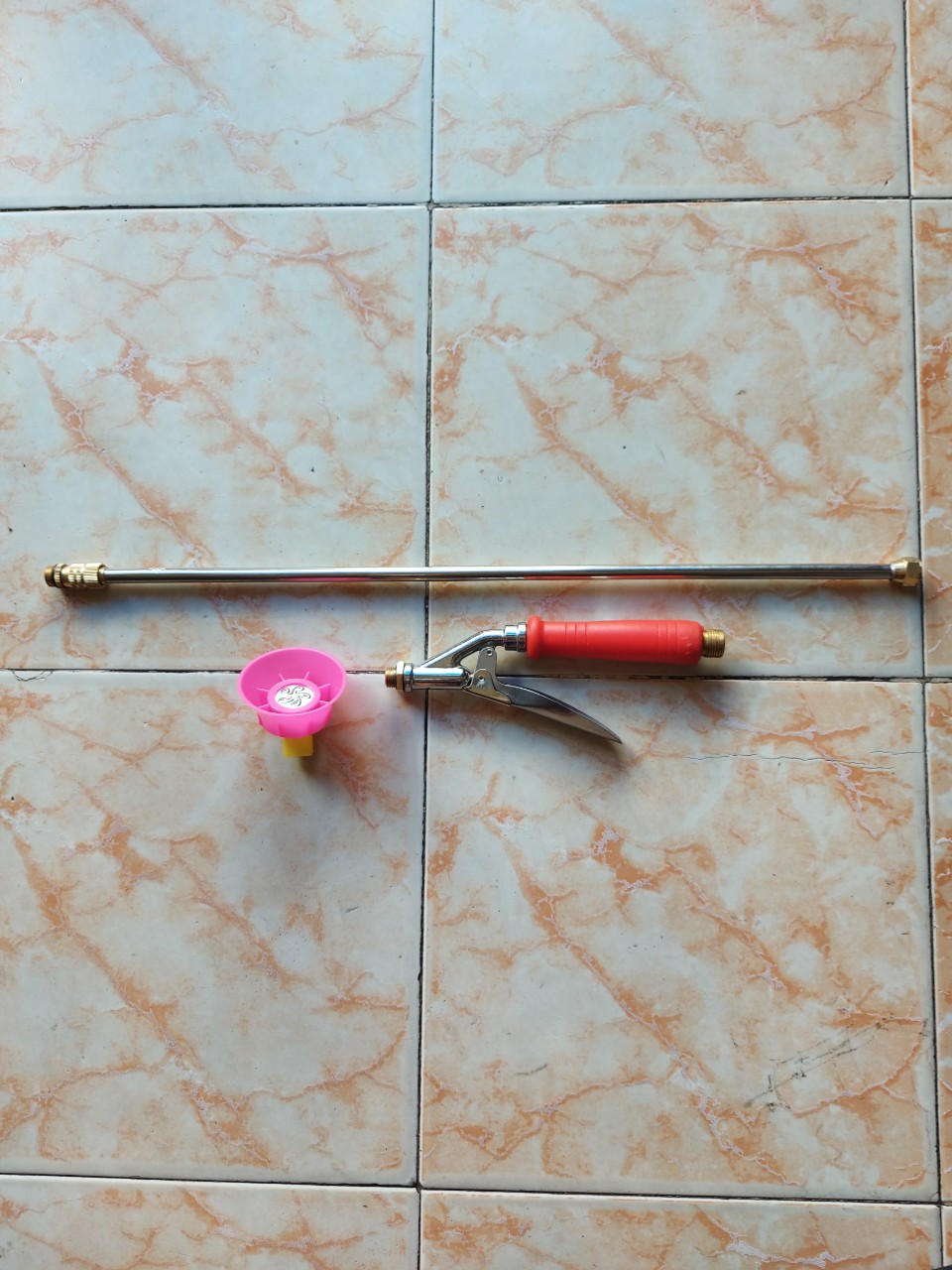 Cần xịt. Bộ cần xịt 1 đầu tưới tay bóp màu cam. cần nối kéo dài 1,2m. đầu xịt nón