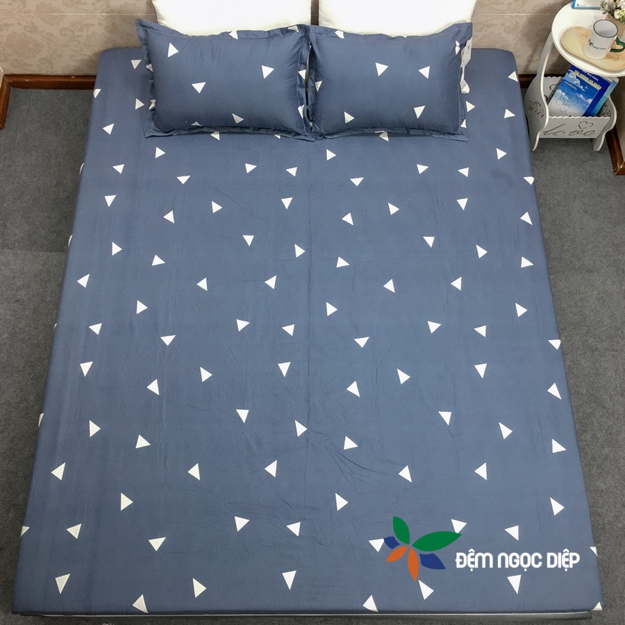 Bộ ga gối bọc nệm poly cotton mẫu tam giác ghi gồm 1 ga chun và 2 vỏ gối