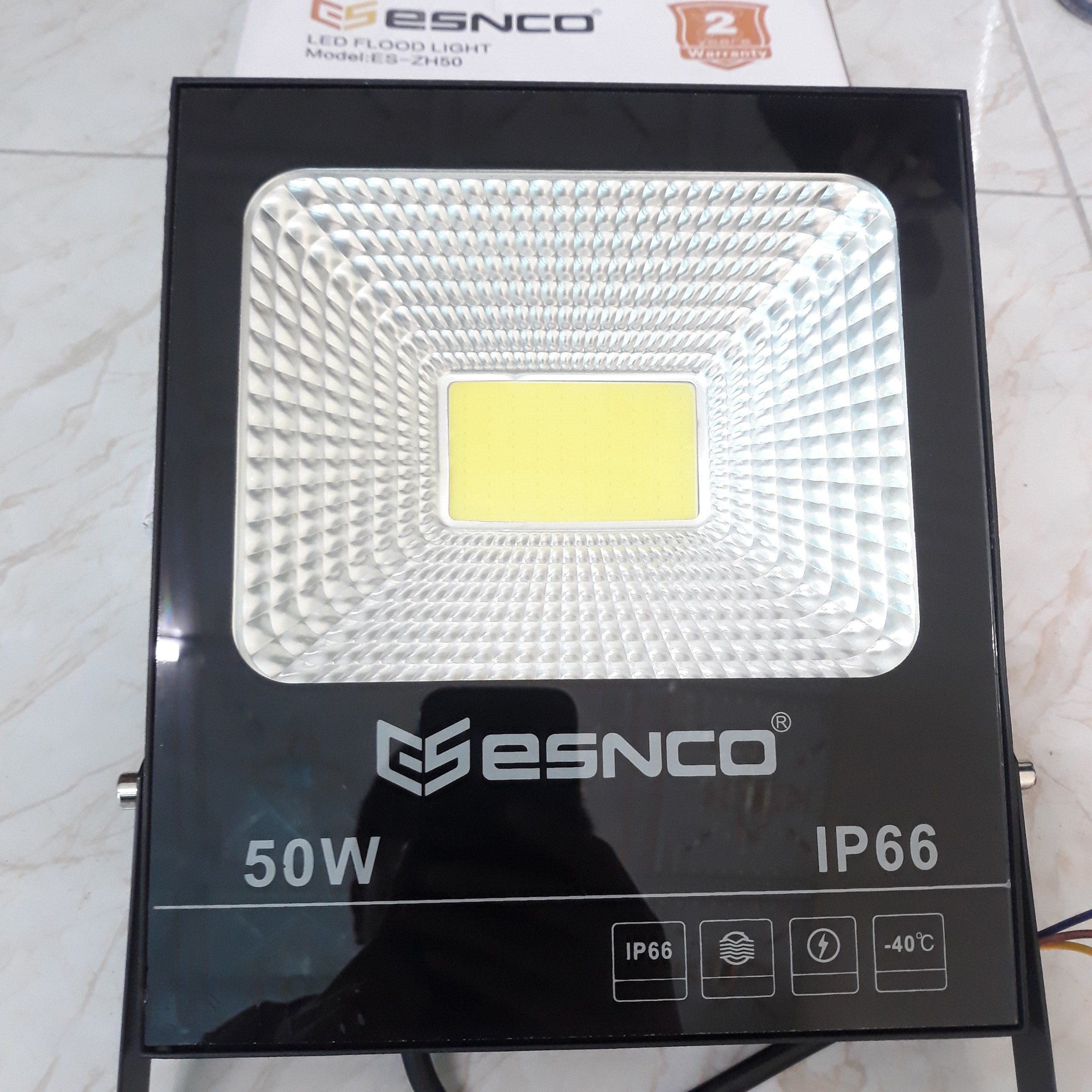 Đèn led , đèn pha esnco 50w cao cấp chuyên dùng cho chiếu biển quảng cáo, trang trí sân vườn.