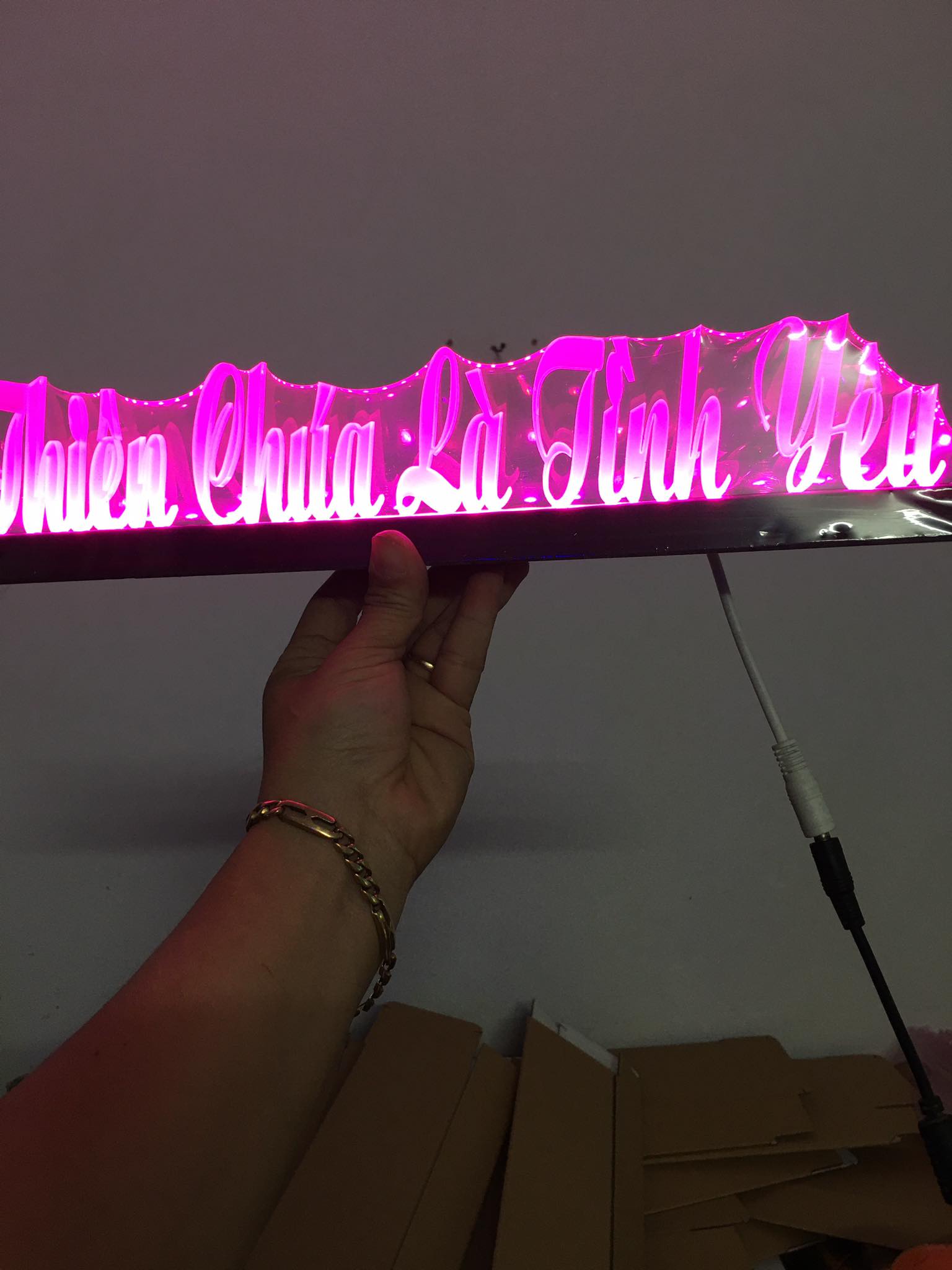 Chữ điện nổi- đèn led đổi màu -THIÊN CHÚA LÀ TÌNH YÊU